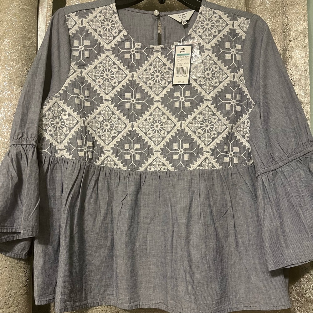 Crown ivy. Size small. Never worn.